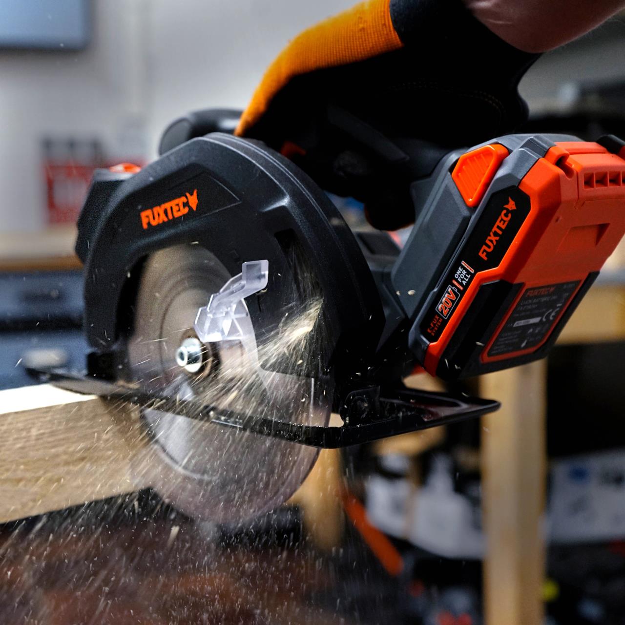 Akumulatorowa pilarka tarczowa FUXTEC 20V FX-E1CS20 SET z 1 x akumulator 4Ah, 1 x ladowarka 1A