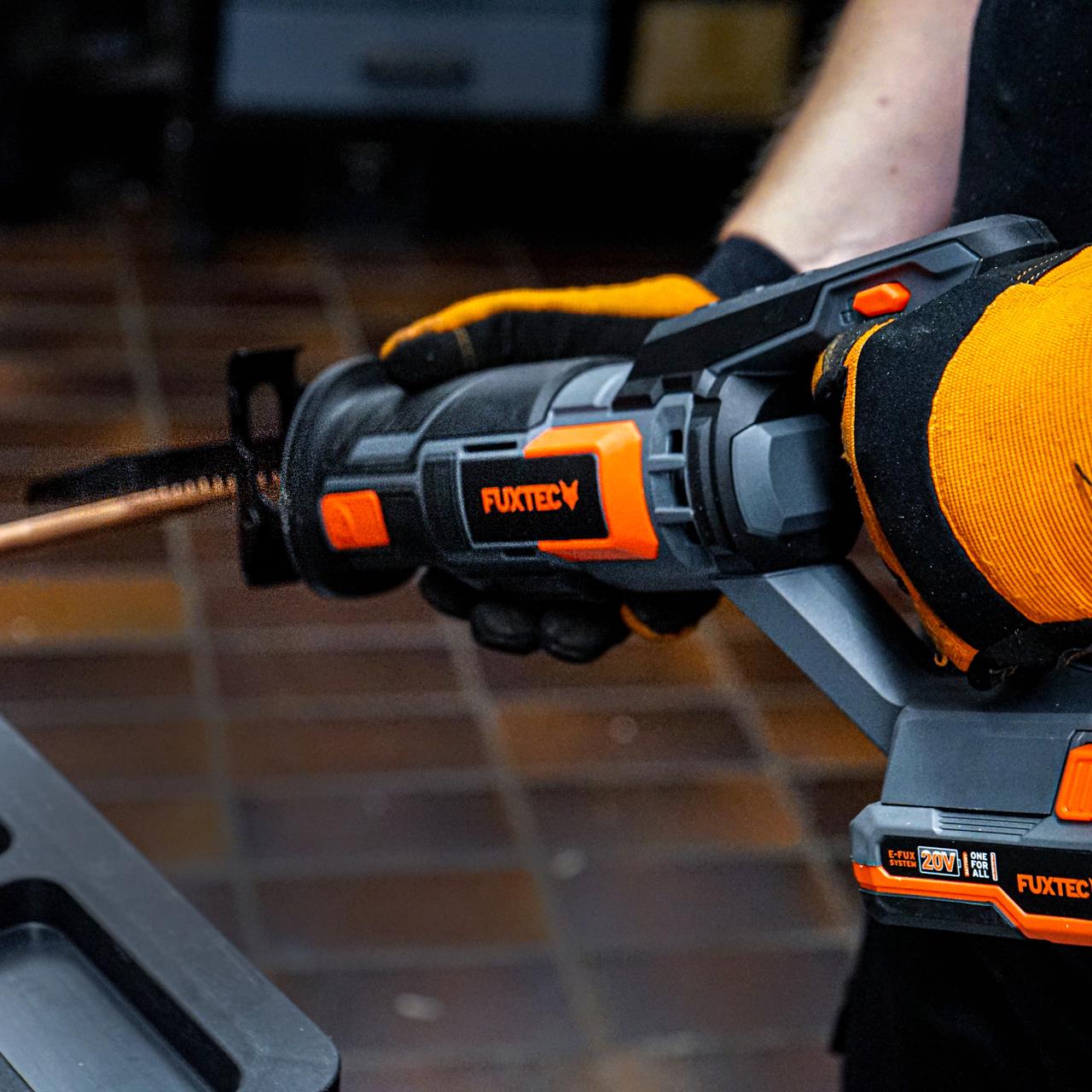 Akumulatorowa pilarka szablasta FUXTEC 20V FX-E1SS20 SET z 1 akumulatorem 2Ah, 1 ladowarka 1A