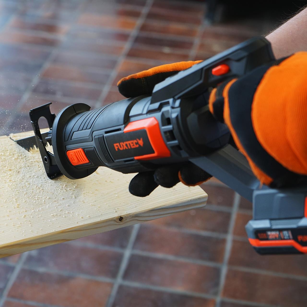 Akumulatorowa pilarka szablasta FUXTEC 20V FX-E1SS20 SET z 1 akumulatorem 2Ah, 1 ladowarka 1A