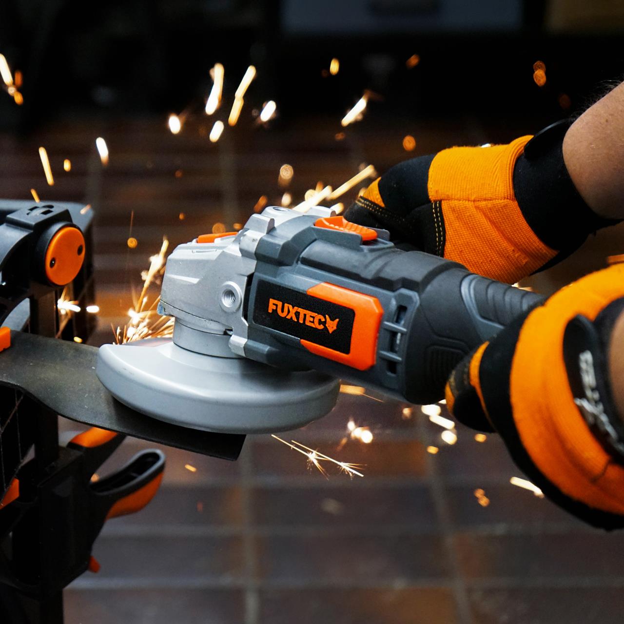 Akumulatorowa szlifierka katowa 20 V FX-E1WS20 FUXTEC - z akumulatorem 2 Ah i ladowarka 2,4 A